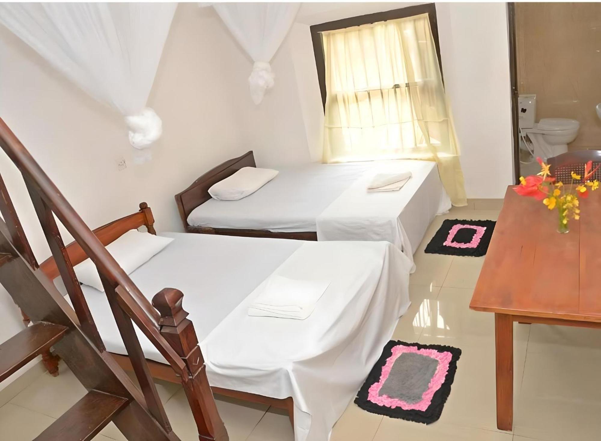 Traveller'S Hostel Hikkaduwa Exterior photo