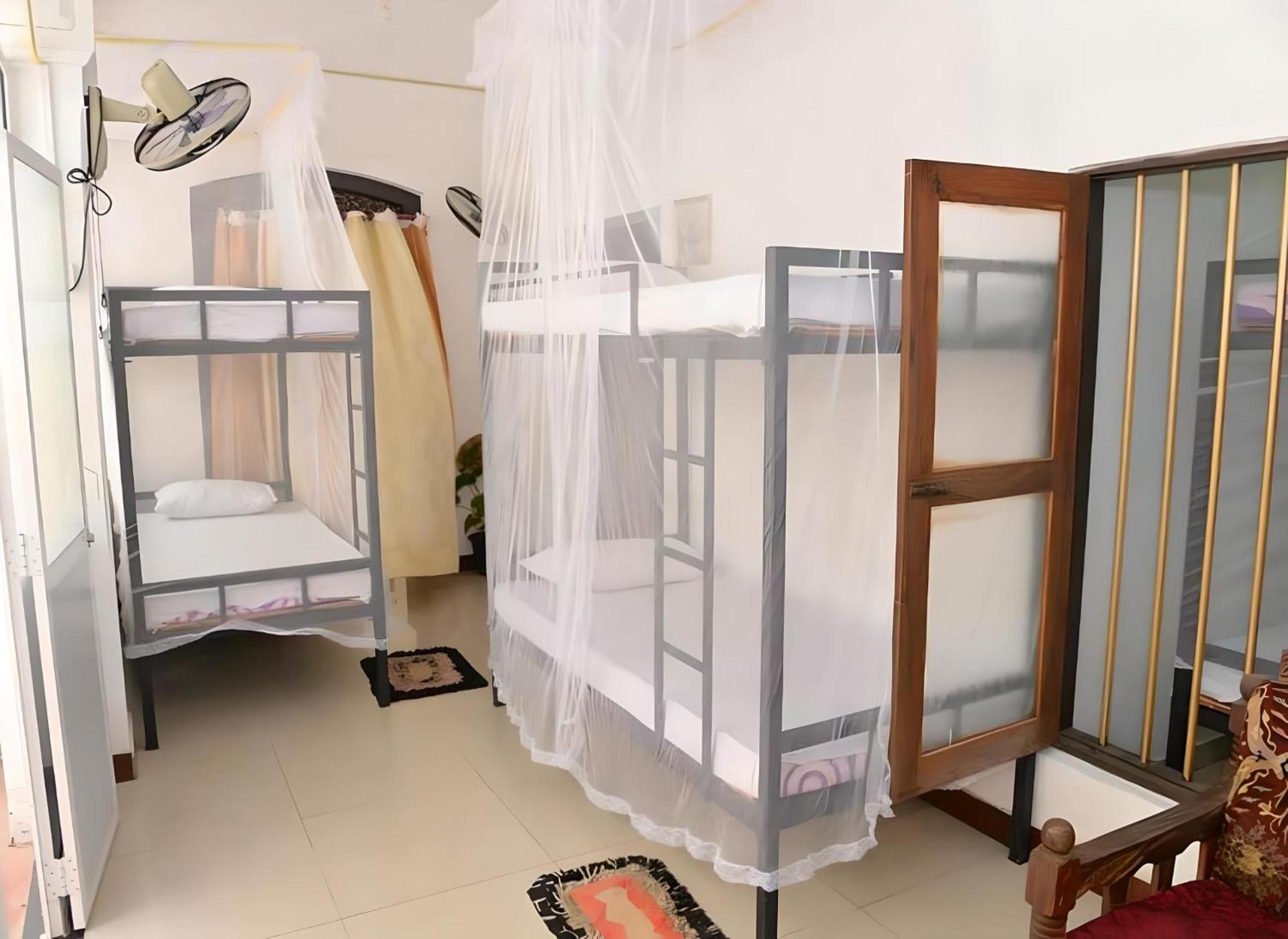 Traveller'S Hostel Hikkaduwa Exterior photo