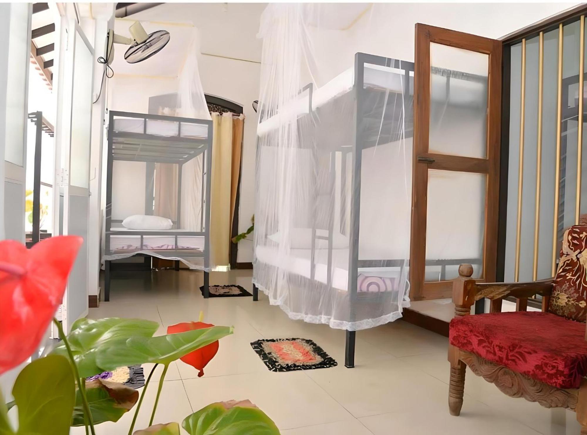 Traveller'S Hostel Hikkaduwa Exterior photo