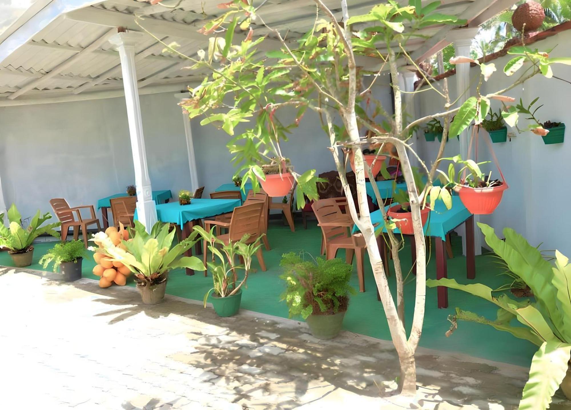 Traveller'S Hostel Hikkaduwa Exterior photo