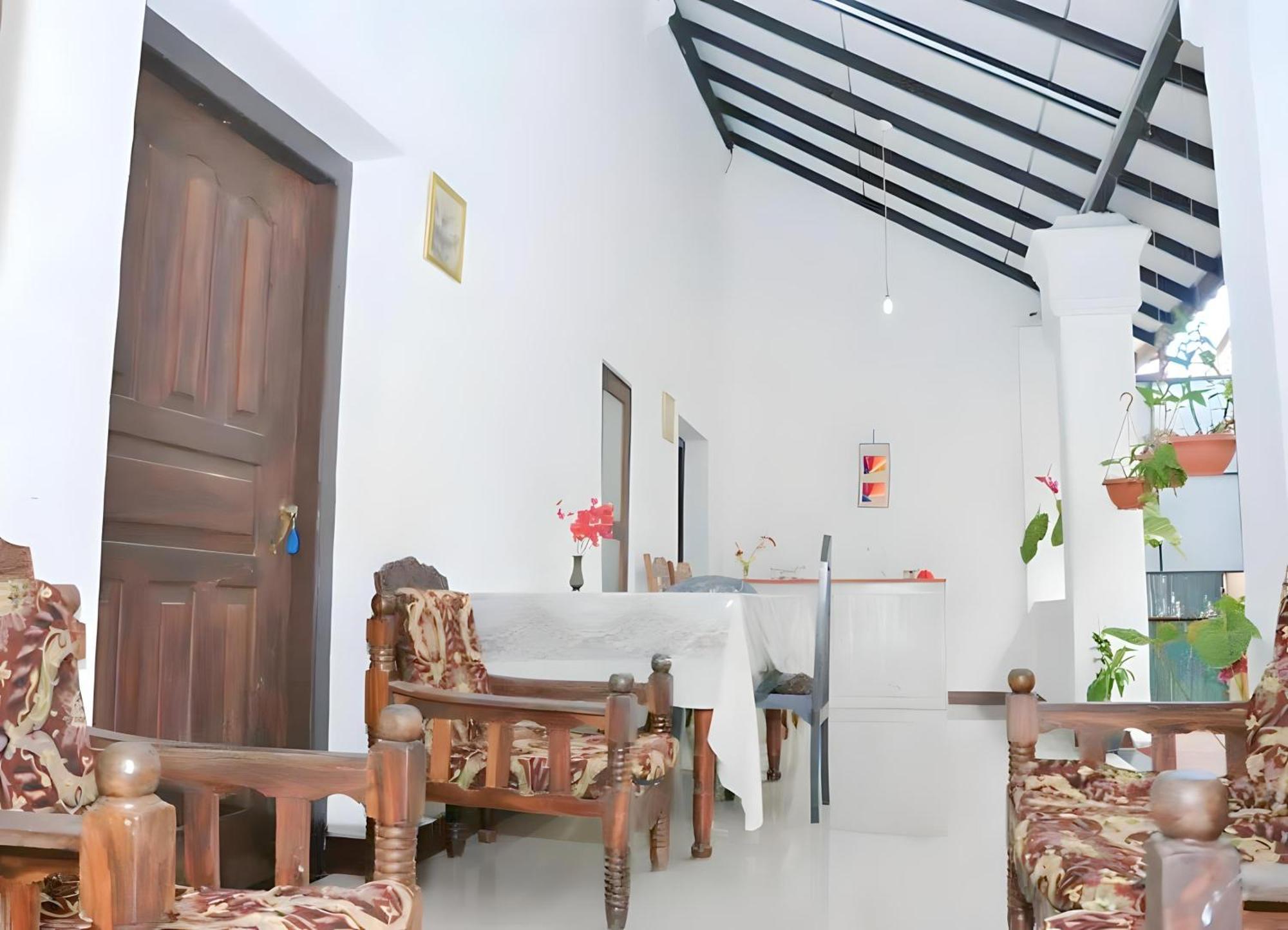 Traveller'S Hostel Hikkaduwa Exterior photo