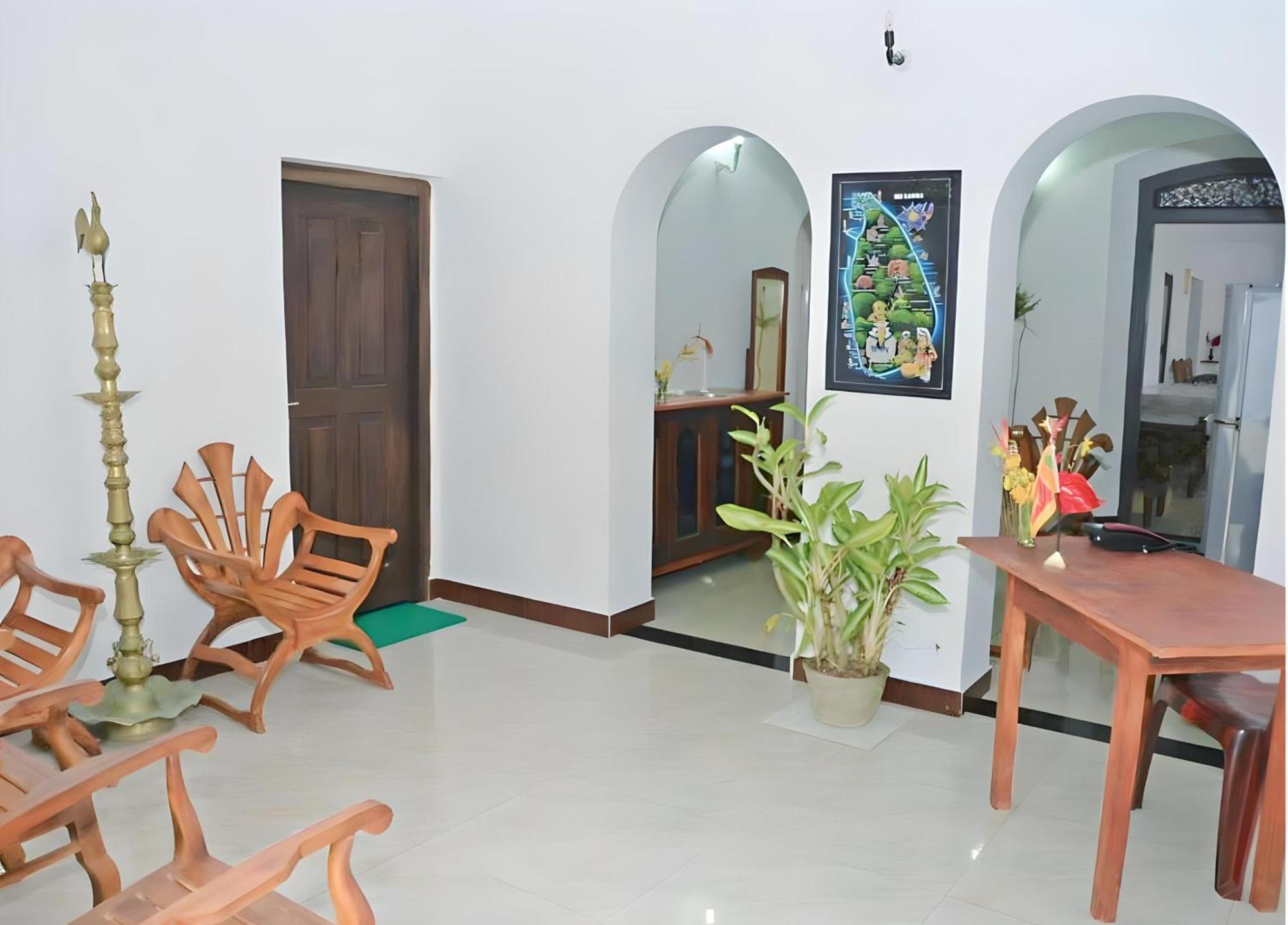 Traveller'S Hostel Hikkaduwa Exterior photo