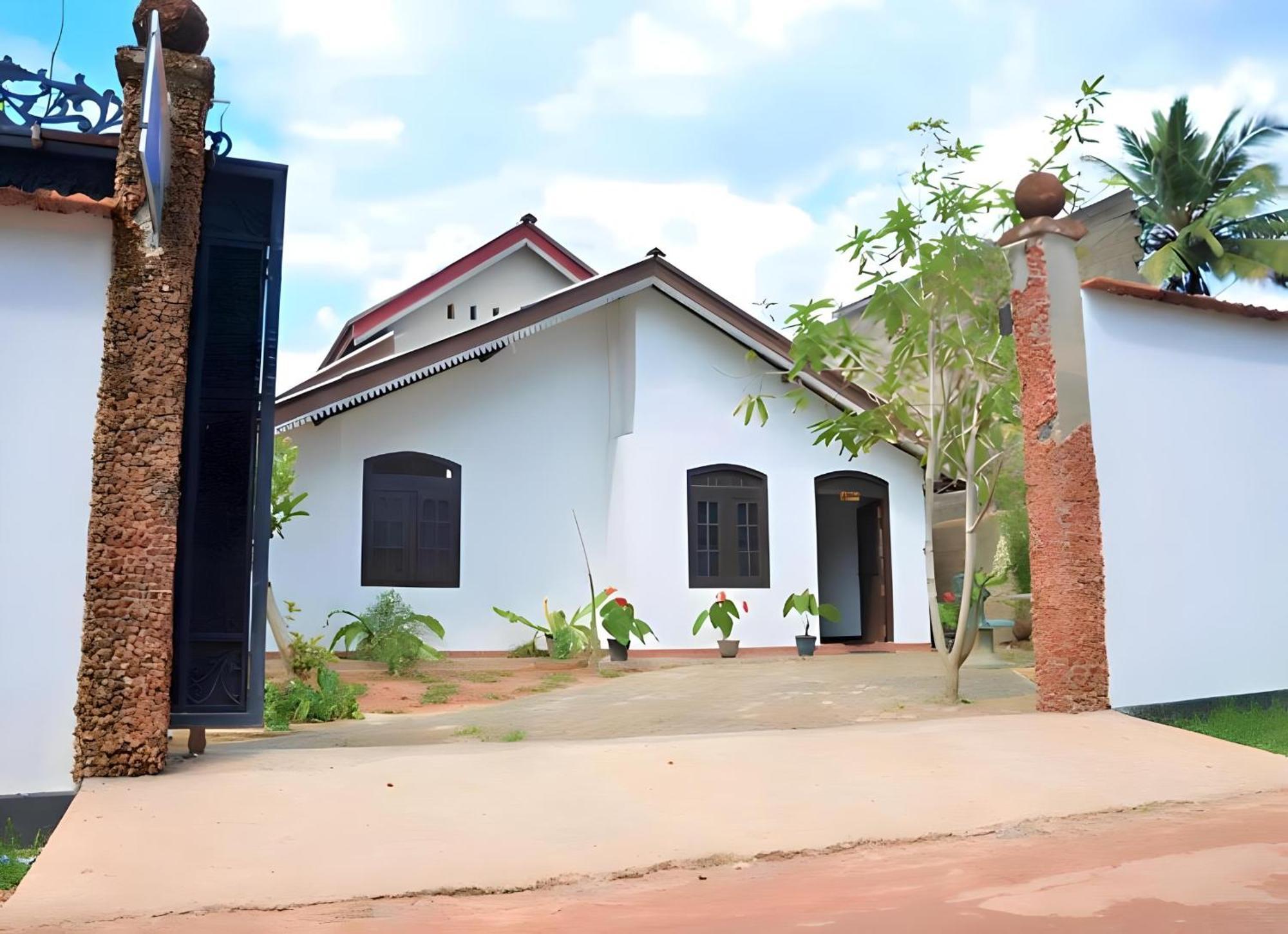Traveller'S Hostel Hikkaduwa Exterior photo