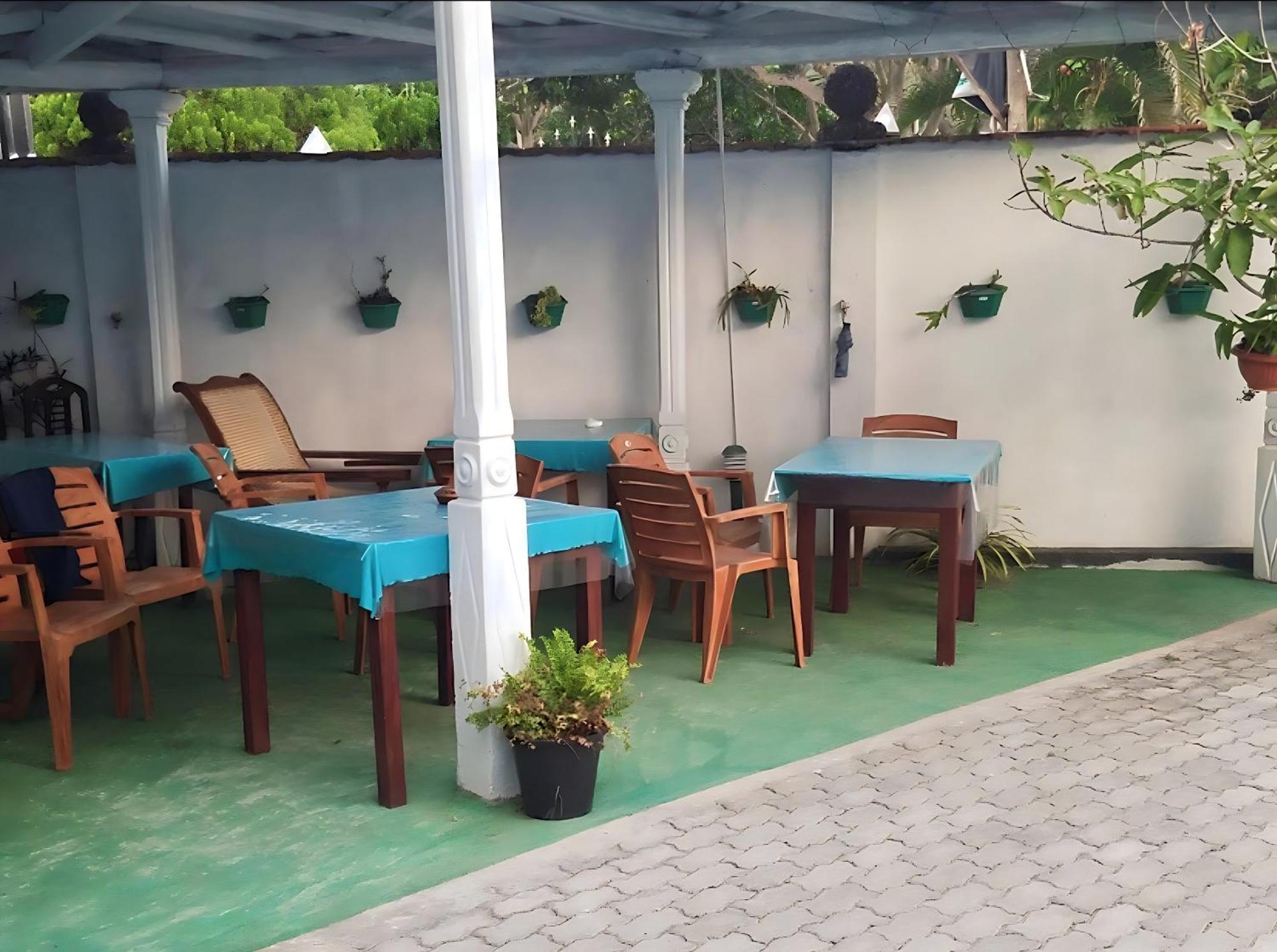 Traveller'S Hostel Hikkaduwa Exterior photo